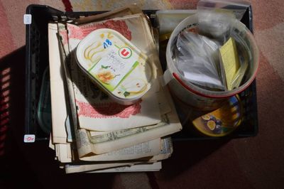 un plateau de nourriture posé par terre