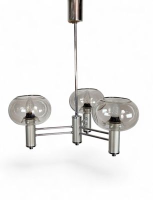 une image représentant un lustre muni de trois globes en verre suspendus au plafond