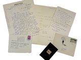 Plusieurs vieilles lettres et enveloppes sont posées sur une surface blanche