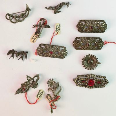 de nombreux bijoux variés posés sur un fond blanc