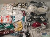 de nombreux types de vêtements différents, rangés dans des sacs posés sur la table