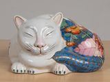 un chat blanc allongé sur une table