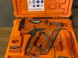 une mallette à outils orange contenant une cloueuse à fil