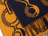 écharpe jaune et noire ornée d'un motif représentant une guitare