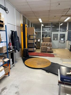 une pièce où il y a beaucoup de cartons par terre