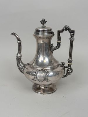 cafetière en métal argenté avec anse et poignée ornées