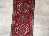 un tapis rouge et bleu sur un plancher en bois