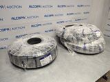 deux rouleaux de film plastique posés sur une table