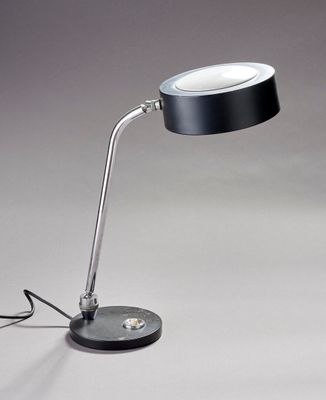 une image représentant une lampe de bureau avec un pied noir et une ampoule blanche