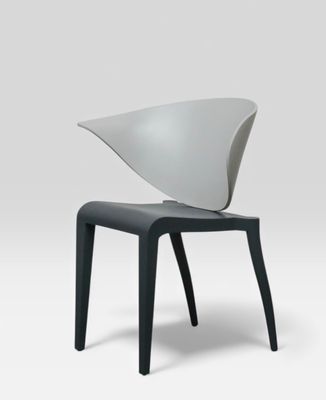 une image représentant une chaise en noir et blanc sur fond blanc