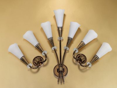 Applique murale à six lumières, finition laiton et abat-jours en verre dépoli