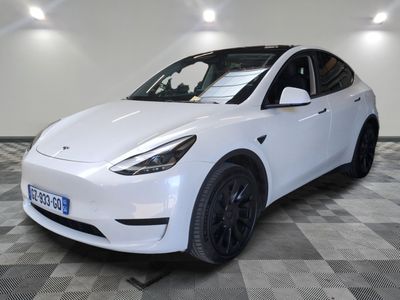 La Tesla Model Y blanche est garée dans le garage.