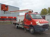 un camion rouge garé dans un parking