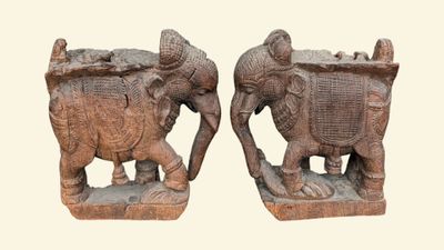 Paire de sujets "Éléphants" en bois sculpté en ronde bosse I…