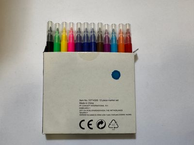 une boîte de stylos posée sur une table