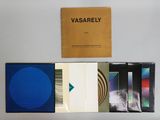 L'album comprenait des morceaux de divers artistes, dont un carré bleu et un carré jaune.