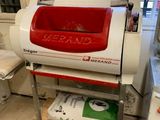 une machine rouge et blanche dans une pièce dotée d'une fenêtre