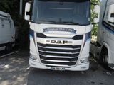 deux camions garés l'un à côté de l'autre dans un parking