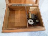 une petite boîte en bois avec une horloge à l'intérieur
