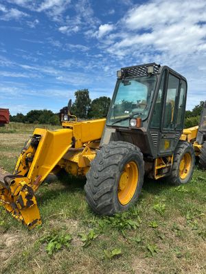 une photo d'un tracteur garé dans l'herbe