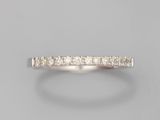 une alliance en or blanc sertie de diamants ronds taille brillant