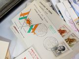 plusieurs types de timbres différents sur une table