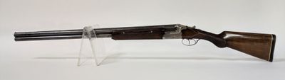 un vieux fusil avec une poignée en bois sur fond blanc