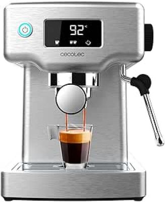 une image représentant une machine à café argentée avec une tasse de café