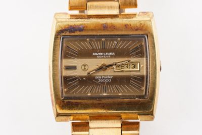 montre en or avec cadran noir et bracelet en or, sur fond blanc