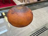 une table en verre sur laquelle est posé un bol