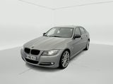 Une berline BMW Série 5 dans une pièce blanche au sol blanc