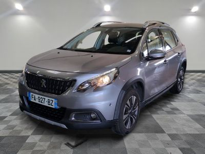 la voiture argentée est garée dans le garage sur un sol en damier