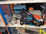 de nombreux outils posés sur une étagère dans un garage