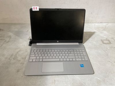 un ordinateur portable HP avec son clavier et sa souris, posé sur une table dans une pièce