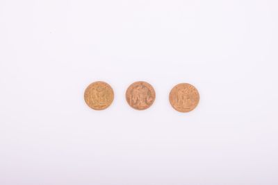 trois types de pièces différents sur une surface blanche