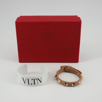 une boîte rouge contenant deux bracelets et une boîte rouge contenant deux bracelets