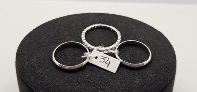 une paire de bagues en argent posées sur un coffret noir