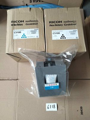 Deux boîtes de cartouches d'encre Recon sont posées sur un carton.