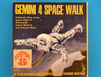 un livre sur lequel figure l'image d'un astronaute flottant dans l'espace