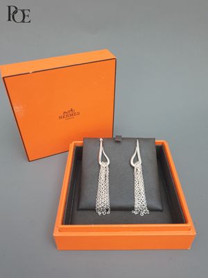 une boîte orange contenant une paire de boucles d'oreilles