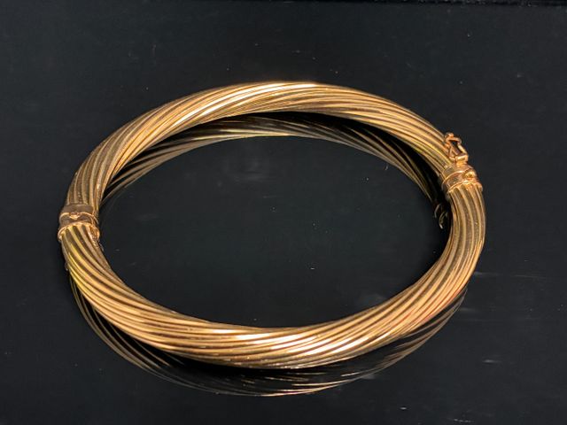 Bracelet jonc torsadé en or 18 carats 750 millièmes. En règle. Po...