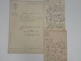 deux vieux papiers portant des notes manuscrites, posés sur une table