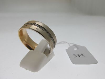 gros plan d'une bague sur une surface blanche avec une étiquette de prix