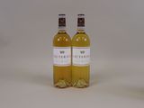 deux bouteilles de vin posées l'une à côté de l'autre sur une table