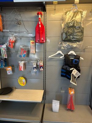 de nombreux articles sur les étagères du magasin
