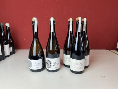 plusieurs bouteilles de vin sont alignées sur une table