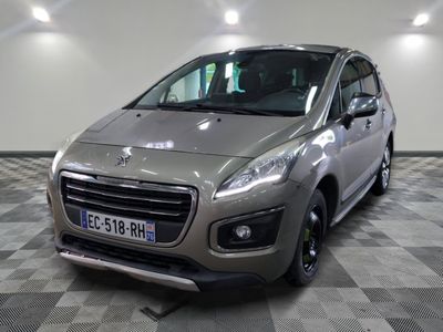 la photo d'une voiture argentée garée dans une salle d'exposition