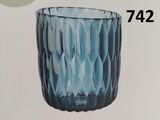 la photo d'une photo représentant un verre bleu
