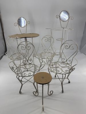 JOUETS. Ensemble de mobiliers de poupées en fer laqué blanc.