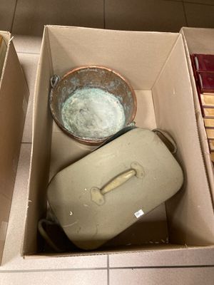 une boîte contenant une poêle et un saladier